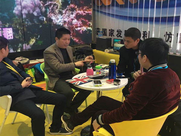 總工程師史洪海在展會現場和客戶洽談 總工程師史洪海在展會現場和客戶洽談